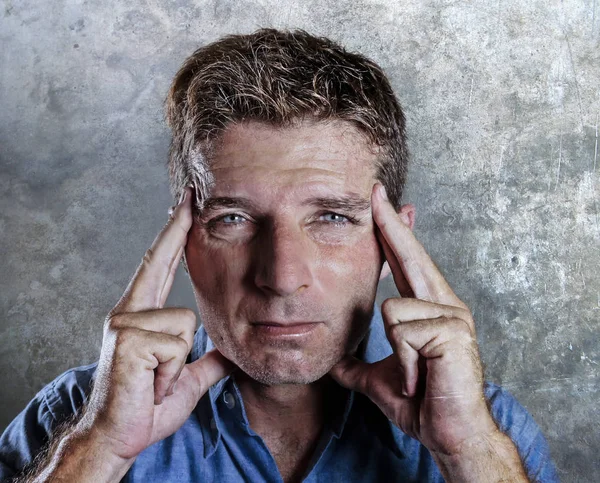 Close Retrato Jovem Atraente Homem Com Dedos Cabeça Tempo Estresse — Fotografia de Stock