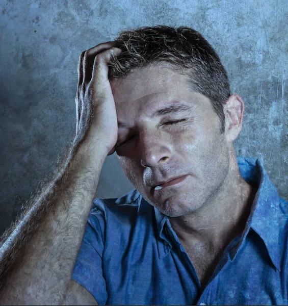 Close Retrato Jovem Atraente Homem Com Mão Rosto Estresse Sofrimento — Fotografia de Stock