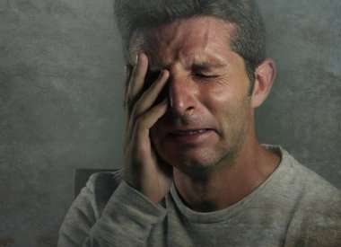 duygu ağlayan üzgün ve umutsuz Beyaz delikanlı kayıp ve acı stres ve depresyon tek başına ağlayarak grunge arka plan üzerinde izole 