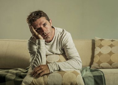 yaşam kanepe evde oturan genç üzgün ve umutsuz adam depresyon ve stres hayal kırıklığı ve yaşam tarzı kavramında düşünceli arıyorum sefil duygu holding yastık kanepe