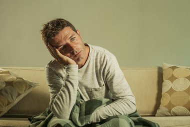 yaşam kanepe evde oturan genç üzgün ve umutsuz adam kanepede acı depresyon ve anksiyete hayal kırıklığı ve yaşam tarzı kavramında düşünceli arıyorum sefil duygu