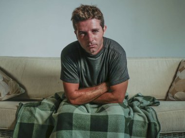 üzgün ve umutsuz genç adam evde oturma yaşam, oturma odası kanepe koltuk duygusal acı depresyon ve depresyon ve yaşam tarzı kavramında sefil duygu arıza arıyorsunuz