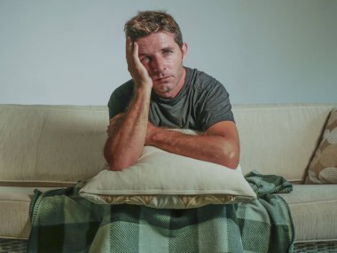 ev yaşam oturan genç üzgün ve umutsuz adam koltuk kanepe yastık depresyon ve stres tutan endişeli üzüntü ve endişe yaşam tarzı kavramında sefil duygu sorun hakkında