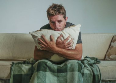 koltuk kanepe yastık depresyon ve stres sefil duygu sorun hakkında endişeli tutan genç üzgün ve umutsuz adam evde oturan 
