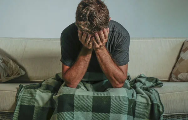 Joven Hombre Triste Desesperado Casa Sentado Sofá Estar Que Cubre — Foto de Stock