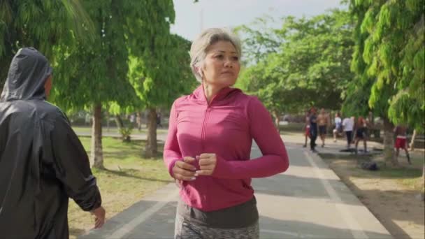 Ralenti Tir Pistage Cardan Sur Jolie Dame Âge Moyen Courir — Video