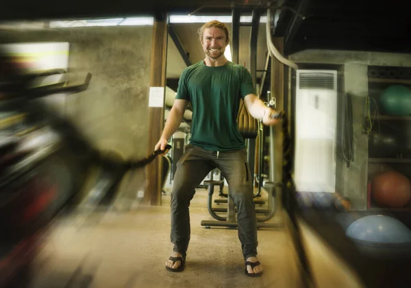 Naturlig fitness livsstil porträtt av ung glad och attraktiv man utbildning på gym leende glad gör strids rep träning inom vård och motion koncept — Stockfoto