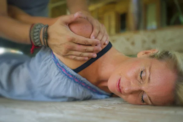 Joven hermosa y feliz americana turista teniendo tradicional tailandés masaje en su cuerpo por asiático masajista en al aire libre spa disfrutando vacaciones retiro —  Fotos de Stock