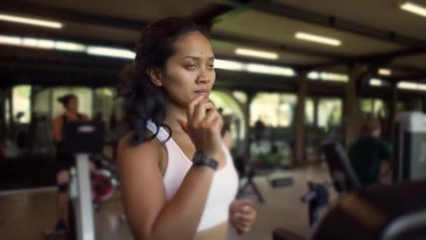 印度尼西亚年轻 自然的女子在室内慢镜头训练在健身俱乐部跑步机上努力跑 进行体育运动和健康生活方式理念的慢跑锻炼 — 图库视频影像