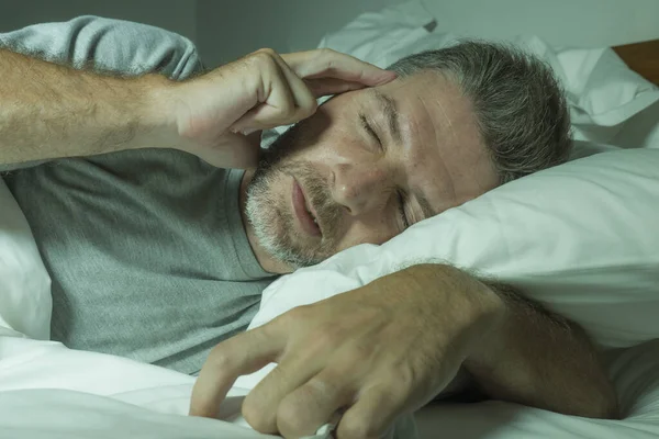 Drámai portré stresszes és frusztrált férfi az ágyban ébren éjszaka szenved álmatlanság alvászavar fáradt és kétségbeesett álmatlanság érzés kimerült — Stock Fotó