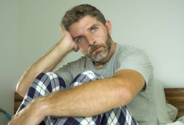 Genç üzgün ve bunalımlı bir adam yatakta düşünceli ve dalgın bir şekilde yatıyor. Başka tarafa bakıyor, kendini kaybolmuş hissediyor. Üzüntü, duygu ve depresyon konseptindeki bazı problemler yüzünden acı çekiyor. 