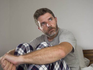 Genç üzgün ve bunalımlı bir adam yatakta düşünceli ve dalgın bir şekilde yatıyor. Başka tarafa bakıyor, kendini kaybolmuş hissediyor. Üzüntü, duygu ve depresyon konseptindeki bazı problemler yüzünden acı çekiyor. 