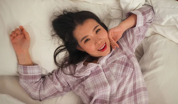 Potret gaya hidup wanita muda Cina Asia yang cantik dan manis di tempat tidur merasa bahagia dan santai mengenakan piyama lucu menikmati Minggu pagi yang malas di rumah — Stok Foto