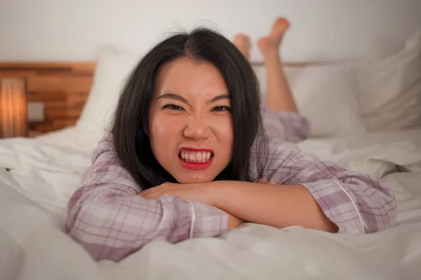 Portrait de style de vie de jeune belle et douce femme chinoise asiatique au lit se sentant heureuse et détendue portant un pyjama mignon profiter paresseux dimanche matin à la maison — Photo