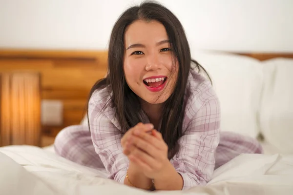 Portrait de style de vie de jeune belle et douce femme chinoise asiatique au lit se sentant heureuse et détendue portant un pyjama mignon profiter paresseux dimanche matin à la maison — Photo