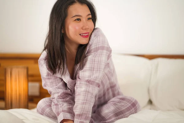 Portrait de style de vie de jeune belle et douce femme chinoise asiatique au lit se sentant heureuse et détendue portant un pyjama mignon profiter paresseux dimanche matin à la maison — Photo