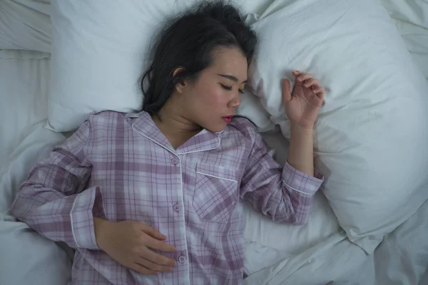 Lifestyle portrét mladé krásné a sladké asijské korejky dívka na její 20s sám doma spánek uvolněný nošení pyžama ležící na posteli šťastný a pohodlný odpočinek — Stock fotografie