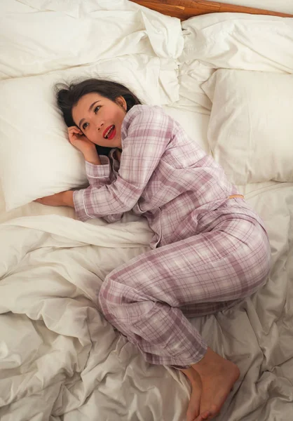 Jovem bela e doce mulher coreana asiática na cama sentindo-se feliz e relaxado vestindo pijama bonito desfrutando preguiçoso domingo de manhã em casa sonhando acordado aconchegante — Fotografia de Stock