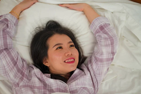 Lifestyle portrét mladé krásné a sladké asijské korejky žena v posteli pocit šťastný a uvolněný nošení roztomilé pyžamo těší líný Neděle ráno doma — Stock fotografie