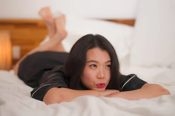 Jeune belle et douce asiatique chinois femme au lit se sentant heureux et détendu portant robe de nuit mignonne profiter paresseux dimanche matin à la maison jouer confortable — Photo