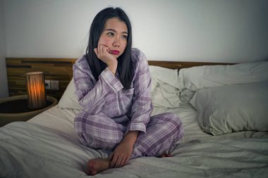 Genç, çekici, üzgün ve depresif Asyalı bir kadının dramatik yaşam tarzı. Geceleri yatakta kendini stresli ve kederli hissederek depresyon problemleri yaşıyor. 