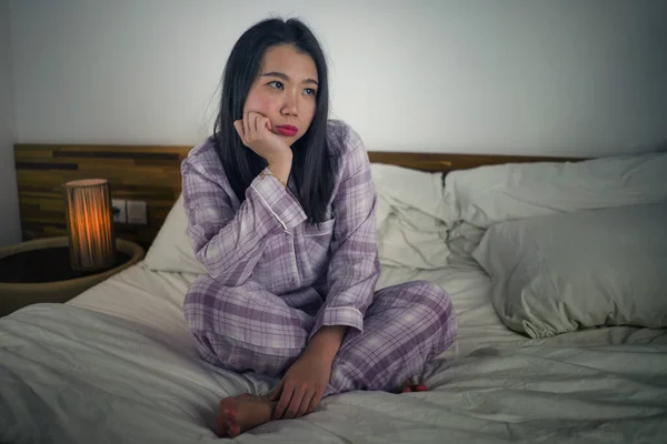 Dramatische Lebensstil Porträt der jungen attraktiven traurig und deprimiert asiatische Koreanerin auf dem Bett wach in der Nacht gestresst und verloren leiden Depressionen Problem in Traurigkeit — Stockfoto