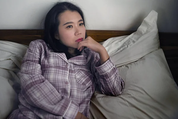 Dramático estilo de vida retrato de jovem atraente triste e deprimido asiático coreano mulher na cama acordado à noite sentindo-se estressado e perdido sofrendo depressão problema na tristeza — Fotografia de Stock