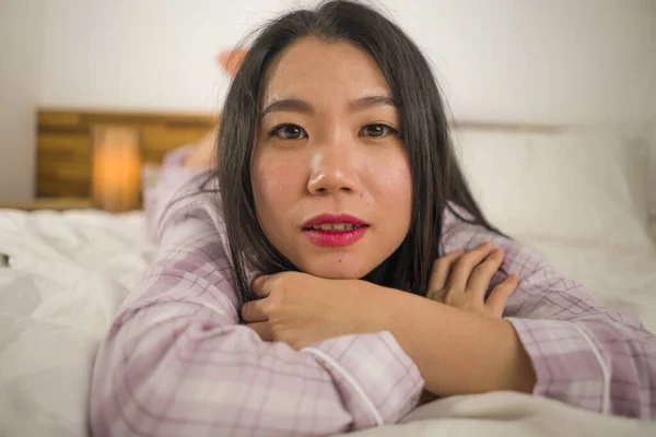 Lifestyle Portrét Mladé Krásné Sladké Asijské Čínské Ženy Posteli Pocit — Stock fotografie