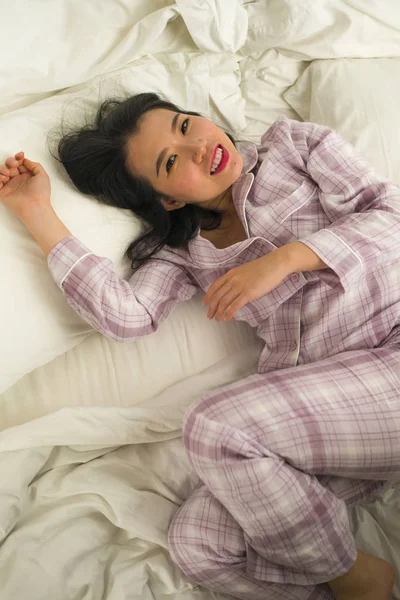 Junge schöne und süße asiatische Koreanerin im Bett glücklich und entspannt fühlen tragen niedlichen Pyjama genießen faulen Sonntagmorgen zu Hause spielen gemütlich — Stockfoto