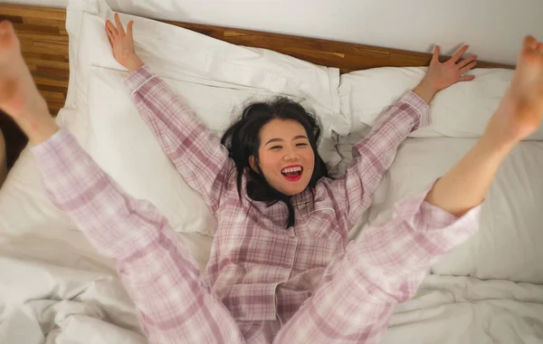 Potret gaya hidup wanita muda Asia yang cantik dan manis di tempat tidur merasa bahagia dan santai mengenakan piyama lucu menikmati Minggu pagi yang malas di rumah — Stok Foto