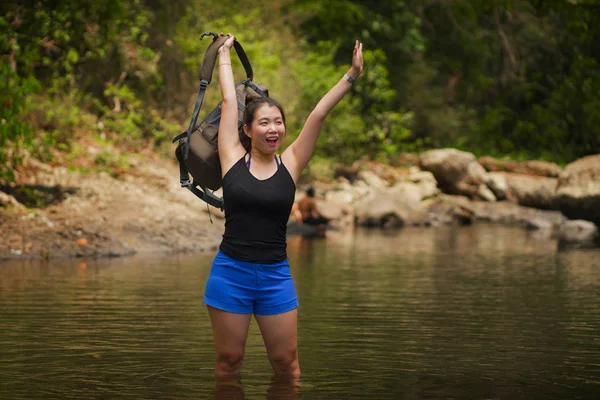 Jovem bela e feliz asiático japonês mulher carregando mochila trekking em montanhas cruzando rio apreciando férias natureza e ambiente fresco caminhadas alegre — Fotografia de Stock