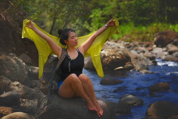 Joven hermosa y feliz asiática japonesa mujer llevando mochila trekking en montañas cruzando río disfrutando de vacaciones naturaleza y ambiente fresco senderismo alegre — Foto de Stock