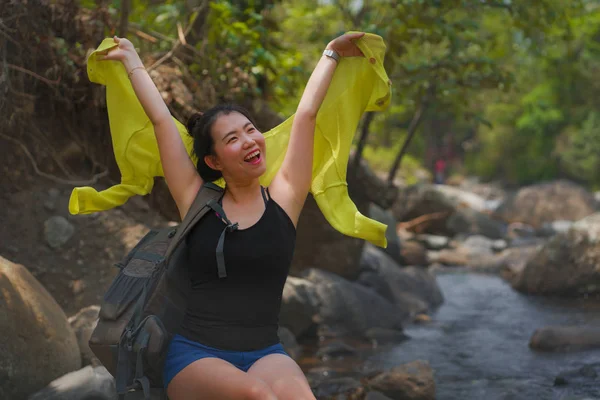 Joven hermosa y feliz asiática japonesa mujer llevando mochila trekking en montañas cruzando río disfrutando de vacaciones naturaleza y ambiente fresco senderismo alegre — Foto de Stock