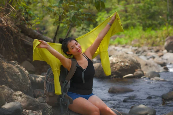 Joven hermosa y feliz mujer asiática coreana llevando mochila trekking en las montañas cruzando río disfrutando de vacaciones naturaleza y ambiente fresco senderismo alegre — Foto de Stock