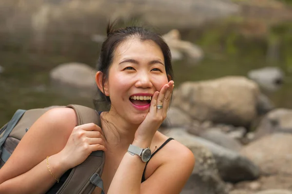 Szabadban portré fiatal szép és boldog ázsiai kínai nő cipelő hátizsák túrázás a hegyekben átkelés folyó élvezi nyaralás természet és friss környezet — Stock Fotó