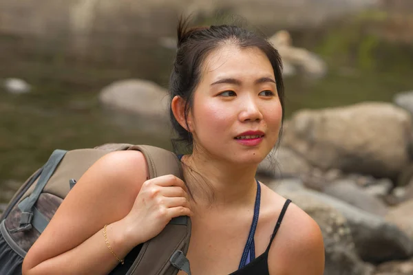 Ao ar livre retrato de jovem bela e feliz mulher coreana asiática carregando mochila trekking em montanhas cruzando rio desfrutando de férias natureza e ambiente fresco — Fotografia de Stock