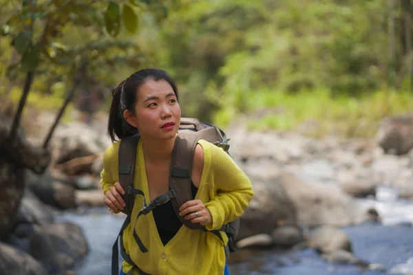 年轻、美丽、快乐的亚裔妇女背着背包徒步穿越高山过河，享受着节日的自然与新鲜的环境，愉快地徒步旅行 — 图库照片