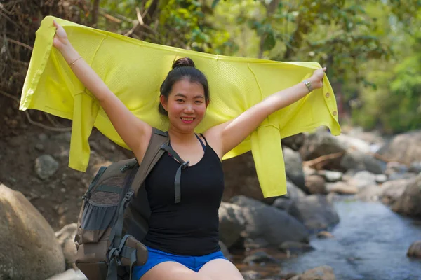 Νεαρή όμορφη και ευτυχισμένη ασιατική ιαπωνική γυναίκα μεταφέρουν σακίδιο πεζοπορία στα βουνά διασχίζοντας ποτάμι απολαμβάνοντας φύση διακοπών και φρέσκο περιβάλλον πεζοπορία χαρούμενα — Φωτογραφία Αρχείου