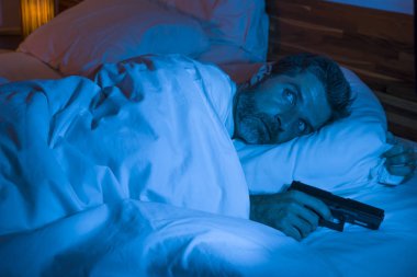 Genç, stresli ve paranoyak bir Amerikalı 'nın gece yarısı portresi. Elinde silahla uyuyamıyor. Etrafına bakıyor. 