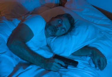 Genç, stresli ve paranoyak bir Amerikalı 'nın gece yarısı portresi. Elinde silahla uyuyamıyor. Etrafına bakıyor. 