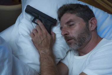 Yatakta uyuyan, silahlı, paranoyak ve paranoyak Amerikalı bir adamın gece portresi. Paranoya ve nefsi müdafaa konseptiyle eve zorla girilmesinden korkuyor.