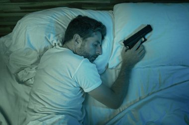 Yatakta uyuyan, silahlı, paranoyak ve paranoyak Amerikalı bir adamın gece portresi. Paranoya ve nefsi müdafaa konseptiyle eve zorla girilmesinden korkuyor.