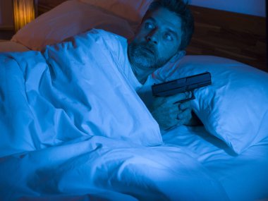 Genç, stresli ve paranoyak Amerikalı bir adamın gece yarısı portresi. Elinde silahla uyuyamıyor. Etrafına bakıyor.