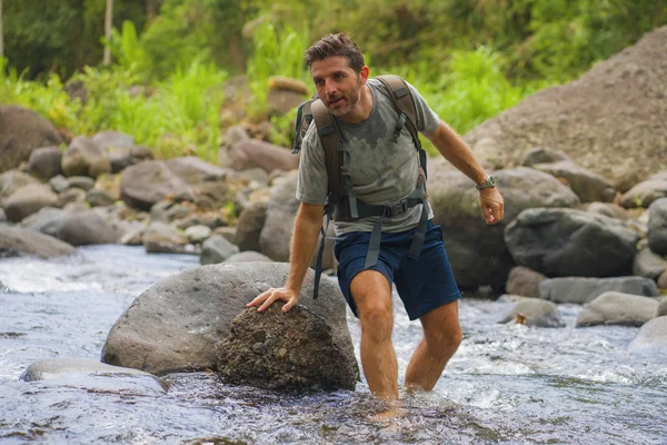 Ung glad och attraktiv man med resa ryggsäck vandring i floden på skogen känsla fri njuta av naturen och fräsch miljö på sommaren vandring resa — Stockfoto