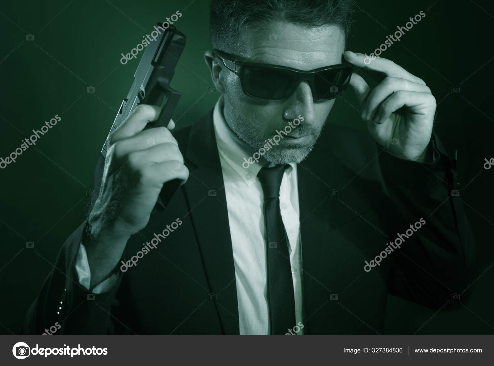 Homme pointant arme de poing action dramatique portrait d'un agent spécial  attrayant ou un agent de police visant avec arme en costume et cravate  tenant l'arme grave dans l'application de la loi —, image size:1600x1186