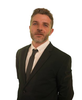 Takım elbiseli ve kravatlı yakışıklı bir iş adamı mı yoksa kariyer başarısı ve yönetici yaşam tarzında zarif gülümseyen bir şirket müdürü mü?