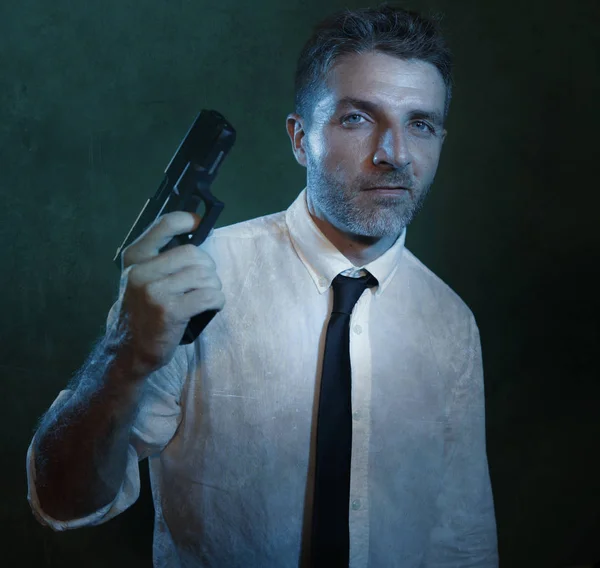 Dramatiskt actionporträtt av attraktiv specialagent man eller polis siktar med pistol i vit skjorta och slips håller vapnet leende i brottsbekämpning koncept — Stockfoto