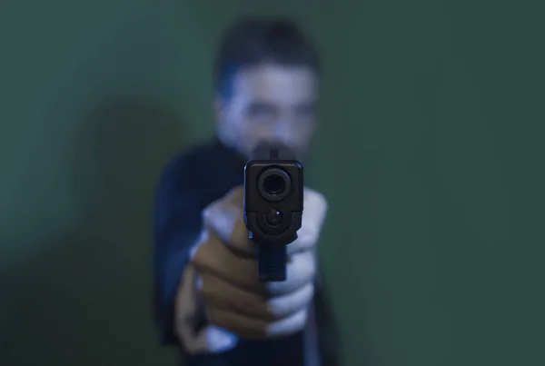 Mann zeigt Handfeuerwaffe - dramatisches Action-Porträt eines unkonzentrierten Sonderagenten oder Polizisten, der mit Waffe in die Kamera zielt in Strafverfolgungs- und Verbrechenskonzept — Stockfoto