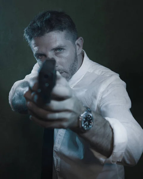 Hombre apuntando pistola - retrato de acción dramática de agente especial atractivo o policía apuntando con pistola en camisa blanca y corbata sosteniendo el arma seria en la aplicación de la ley — Foto de Stock