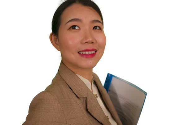 Business success portrait of young attractive happy and confident executive Asian Korean woman holding paperwork folder smiling cheerful in successful executive job — Stock Photo, Image